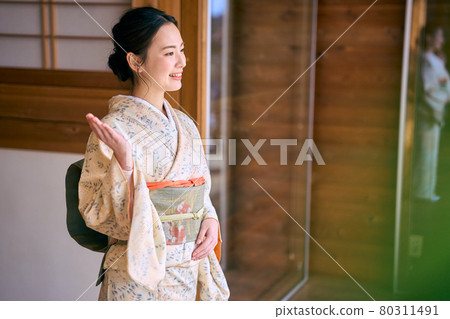 年輕的女房東好客形象 80311491