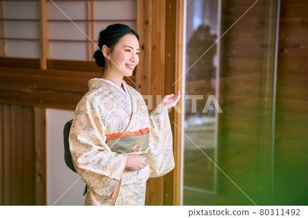 年輕的女房東好客形象 年輕的女房東好客形象 80311492