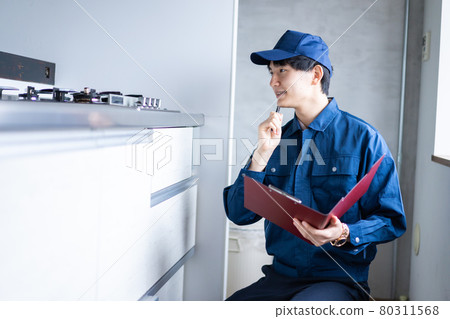 Male worker checking gas 80311568