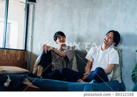 住在宿舍的年輕男學生 住在宿舍的年輕男學生 80312188