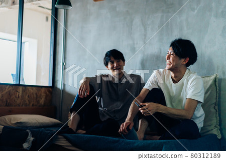 住在宿舍的年輕男學生 住在宿舍的年輕男學生 80312189