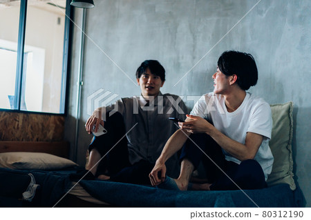 住在宿舍的年輕男學生 住在宿舍的年輕男學生 80312190