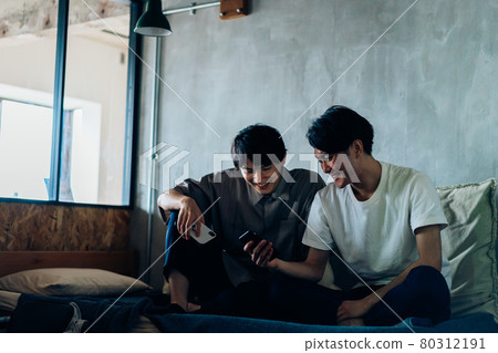 住在宿舍的年輕男學生 80312191