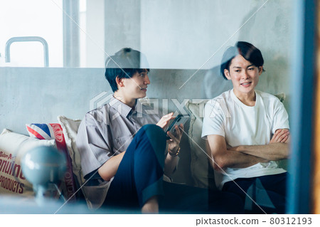 住在宿舍的年輕男學生 住在宿舍的年輕男學生 80312193