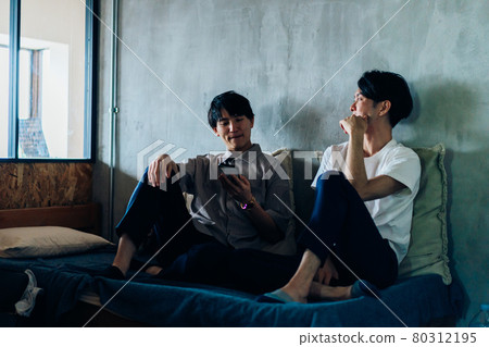 住在宿舍的年輕男學生 住在宿舍的年輕男學生 80312195