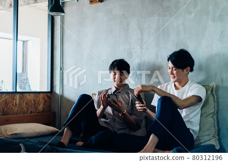 住在宿舍的年輕男學生 住在宿舍的年輕男學生 80312196