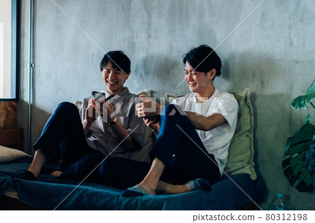 住在宿舍的年輕男學生 住在宿舍的年輕男學生 80312198