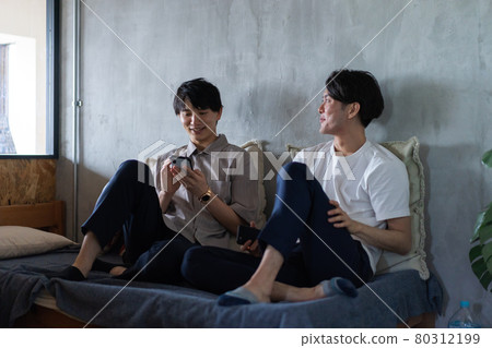 住在宿舍的年輕男學生 住在宿舍的年輕男學生 80312199
