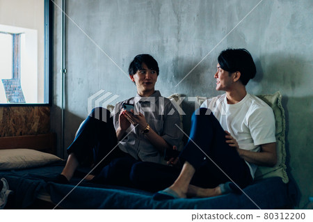 住在宿舍的年輕男學生 80312200