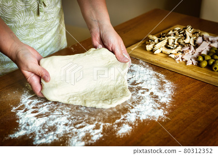 Preparing the Italian pizza 80312352