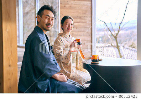 穿著和服放鬆的男女 80312425