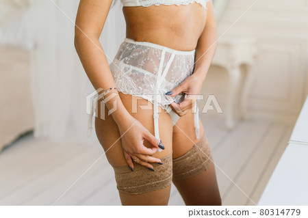 The african american bride in lingerie and veil preparing for the wedding in a hotel room 80314779