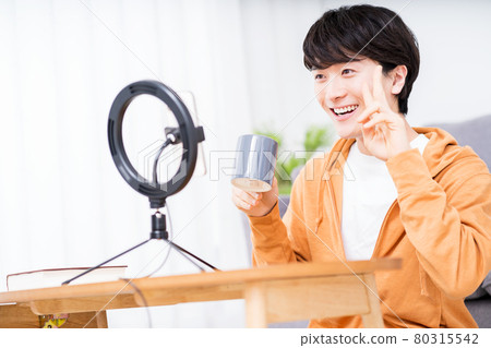 在房間裡用環形燈直播的男人 80315542