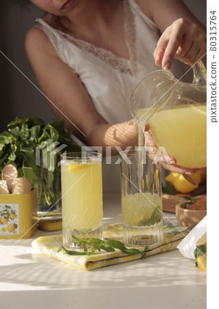 Making of Lemonade 80315764