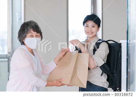 接受送貨單的資深婦女 80316672
