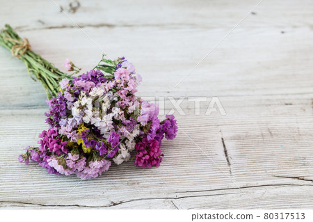 Dried flower statics placed on a wooden table Dried flower statics placed on a wooden table 80317513
