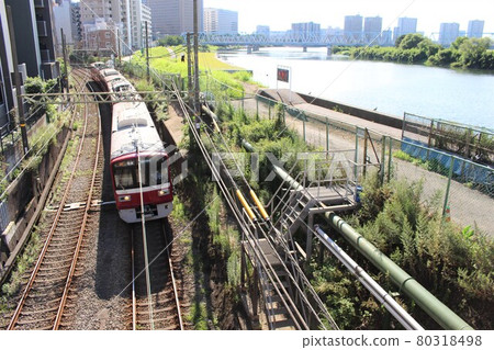 Keikyu Daishi Line running along the Tama River 80318498