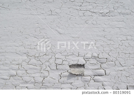 Cracked white paint 80319091