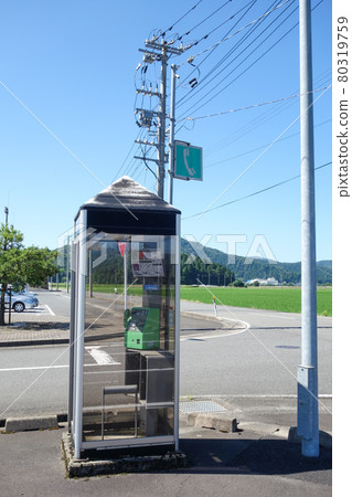 安裝在路口附近的公用電話亭 安裝在路口附近的公用電話亭 80319759