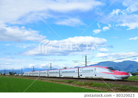 E6系列秋田新幹線小町運行在秋田縣大山市的鄉村 80320023