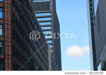 建築和藍天圖像 80320236