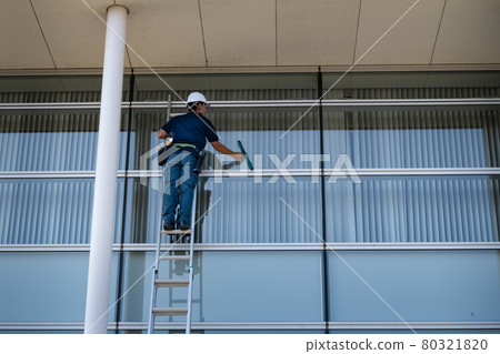 Cleaning the exterior windows of a building 80321820