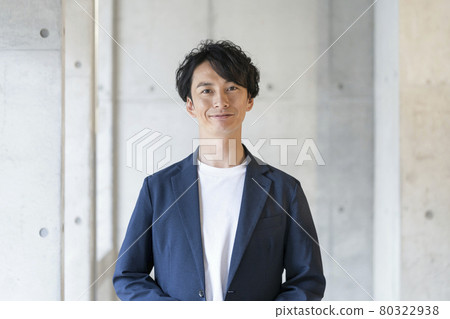 A portrait of a smiling man in his thirties 80322938