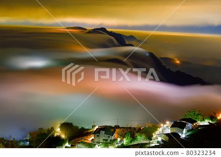 山上的天空雲霧繚繞。城下町的路燈雕像都是玻璃燈，美麗又夢幻。 80323234