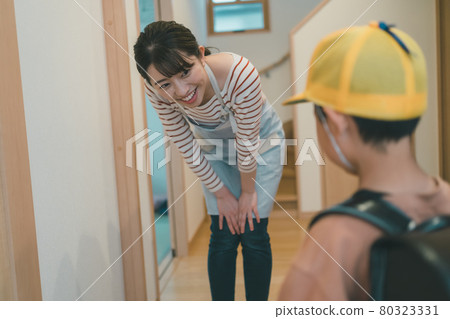 Elementary school mom 80323331