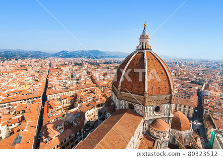 Cupola of the Duomo in Florence, Italy and the streets of the old town 80323512
