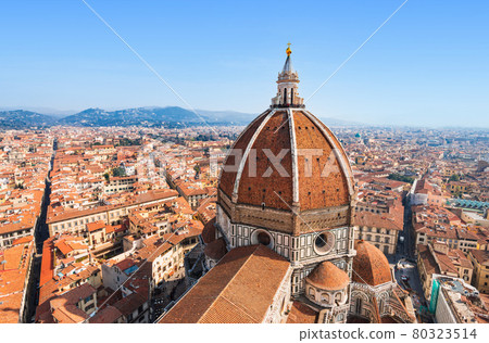 Cupola of the Duomo in Florence, Italy and the streets of the old town 80323514