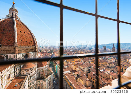 Cupola of the Duomo in Florence, Italy and the streets of the old town 80323516