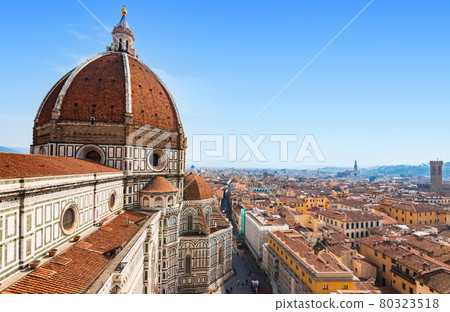 Cupola of the Duomo in Florence, Italy and the streets of the old town 80323518