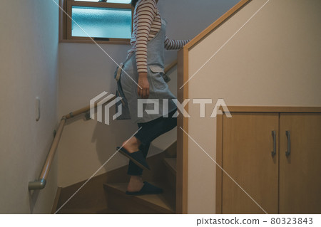 樓梯和家庭主婦 80323843
