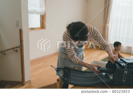 檢查小學生媽媽書包的內容 80323853