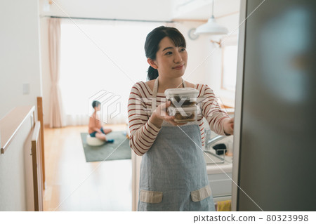 家庭主婦和冰箱 80323998