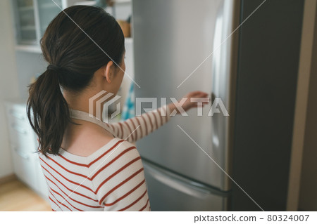 Housewife and refrigerator Housewife and refrigerator 80324007