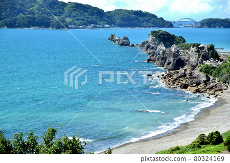 從尻坡展望台眺望橋貴岩（背面大島）[和歌山縣東室區串本町] 80324169