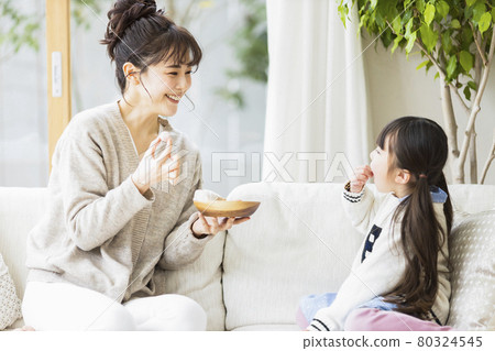 父母和孩子吃零食 80324545