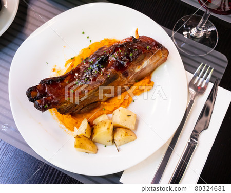 Grilled pork ribs in barbecue sauce with mashed batata and potatoes 80324681