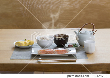 烤三文魚、烤魚、雜糧飯、日本料理的日式早餐 烤三文魚、烤魚、雜糧飯、日本料理的日式早餐 80324798