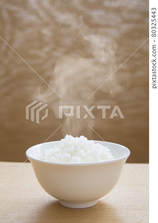 New rice steamed at the table 80325443