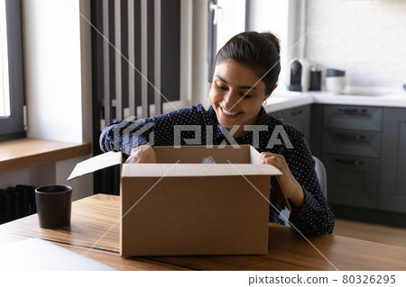 Happy internet store consumer unboxing received package 80326295