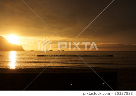 夕陽下的日本海 夕陽下的日本海 80327888