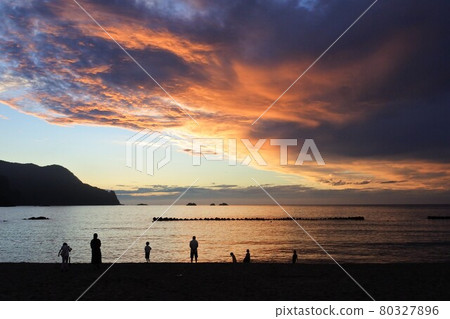 夕陽下的日本海 80327896