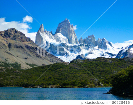 從阿根廷巴塔哥尼亞地區的徒步旅行中欣賞菲茨羅伊山頂和卡普里湖的景色 80328416