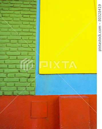 阿根廷布宜諾斯艾利斯博卡區卡米尼託的磚紋外牆特寫 阿根廷布宜諾斯艾利斯博卡區卡米尼託的磚紋外牆特寫 80328419