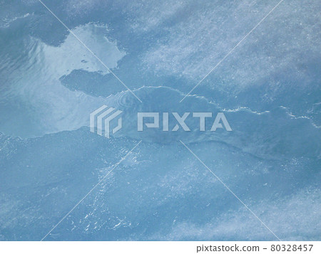 阿根廷巴塔哥尼亞地區佩里托莫雷諾冰川冰上融化的水 80328457