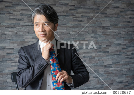 一位中年男子解開領帶的畫像 80328687