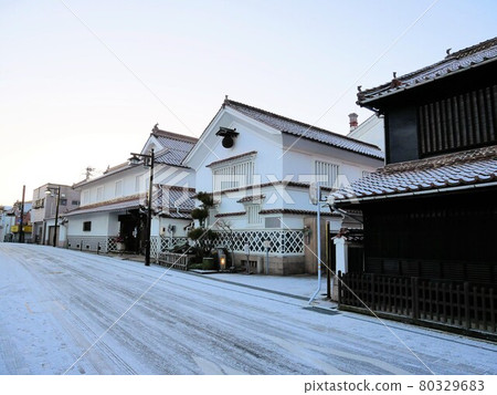 冬日早晨的酒造街（廣島縣東廣島市西條町） 80329683